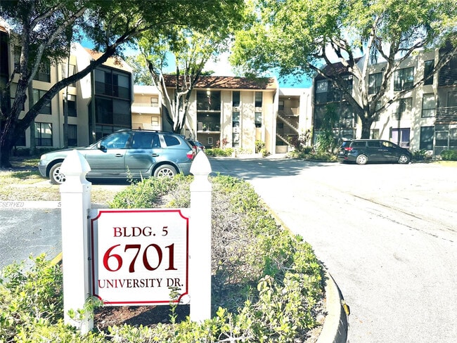 6701 N University Dr in Tamarac, FL - Building Photo - Building Photo