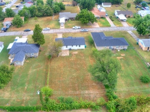 8308 NE 33rd St in Spencer, OK - Foto de edificio - Building Photo