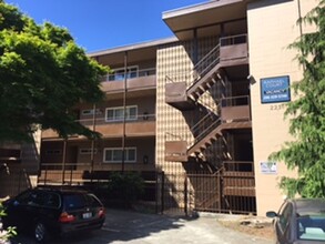 Raphael Court Apartments in Seattle, WA - Building Photo - Building Photo