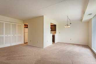 Churchill Towers in Parma Heights, OH - Foto de edificio - Interior Photo