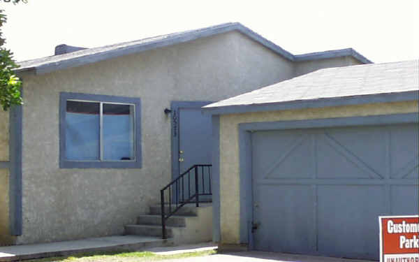 10573 Poplar St in Loma Linda, CA - Foto de edificio