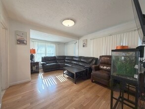 10 W Elm Ave in Quincy, MA - Building Photo - Building Photo