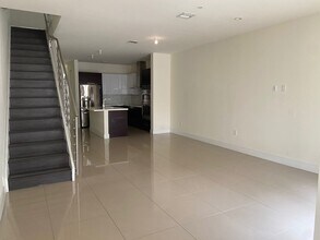 10260 NW 63rd Ter in Doral, FL - Building Photo - Building Photo
