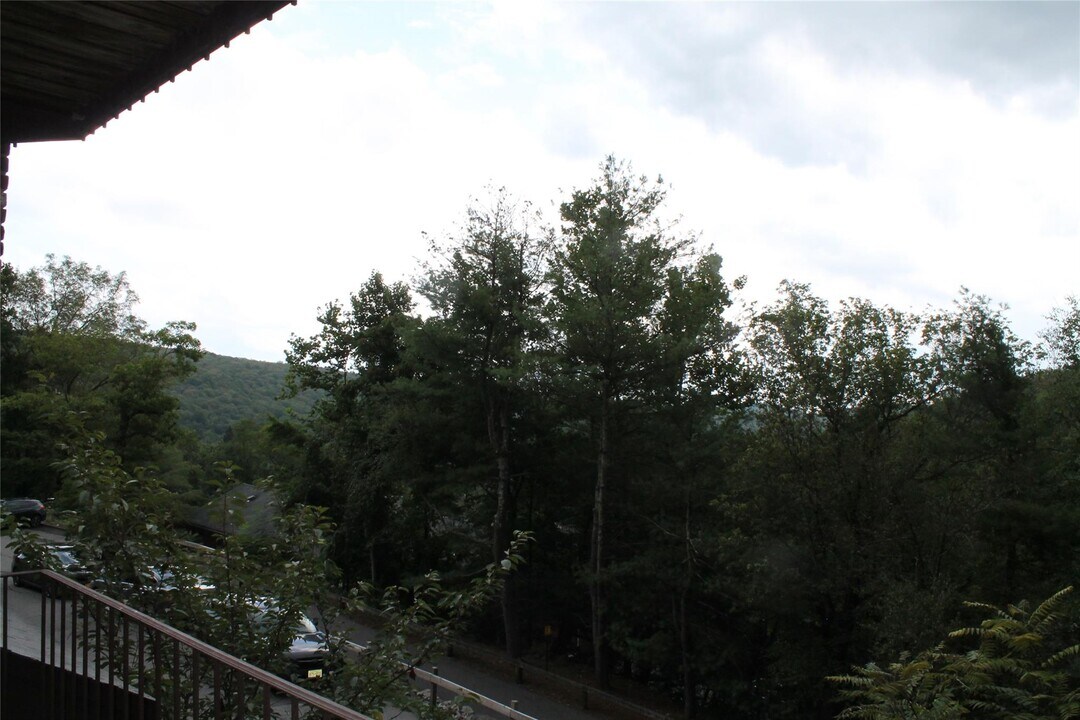 1003 Parkview Dr in Tuxedo, NY - Building Photo
