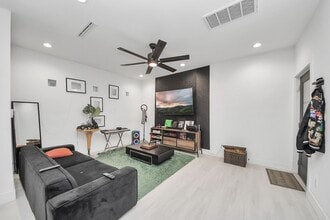 6739 Calhoun Rd in Houston, TX - Building Photo - Building Photo