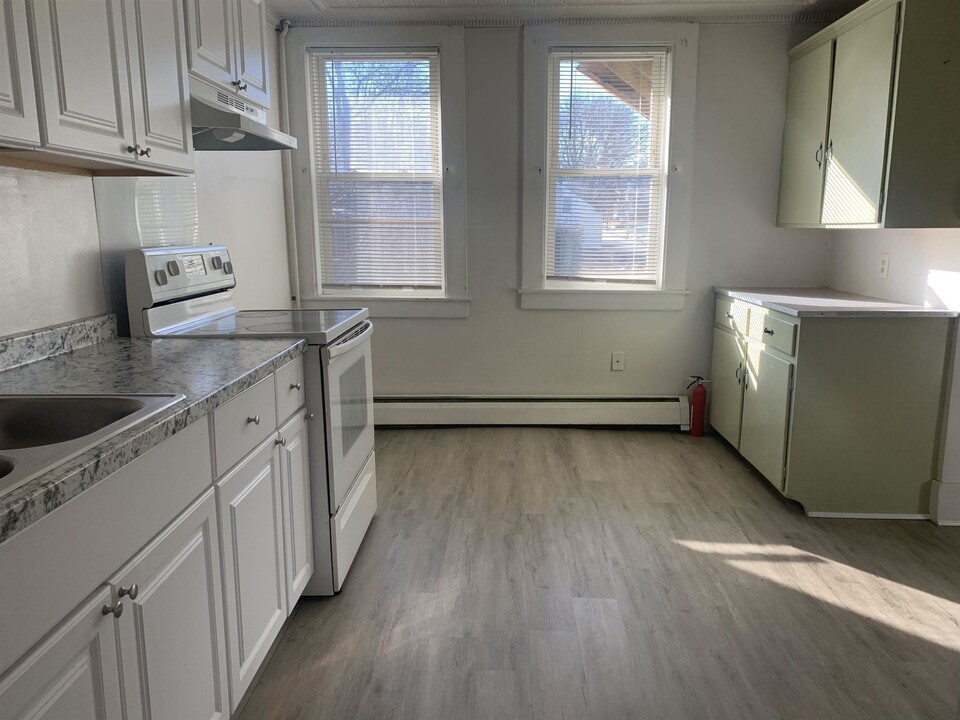 22 South St in Somersworth, NH - Building Photo