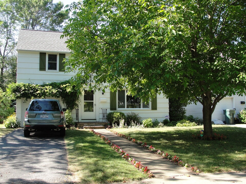 131 Shelbourne Rd in Rochester, NY - Foto de edificio
