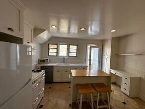 2046 N Highland Ave in Los Angeles, CA - Building Photo - Building Photo