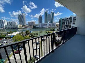 400 Leslie Dr in Hallandale Beach, FL - Building Photo - Building Photo