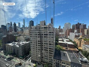 400 E 70th St in New York, NY - Building Photo - Building Photo