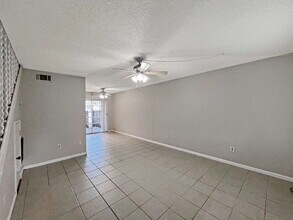 6635 Warwick Cir in Ft. Myers, FL - Building Photo - Building Photo