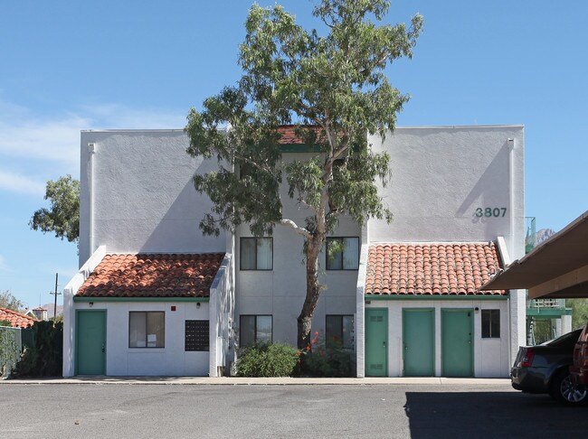 Blacklidge Plaza Apartments in Tucson, AZ - Foto de edificio - Building Photo