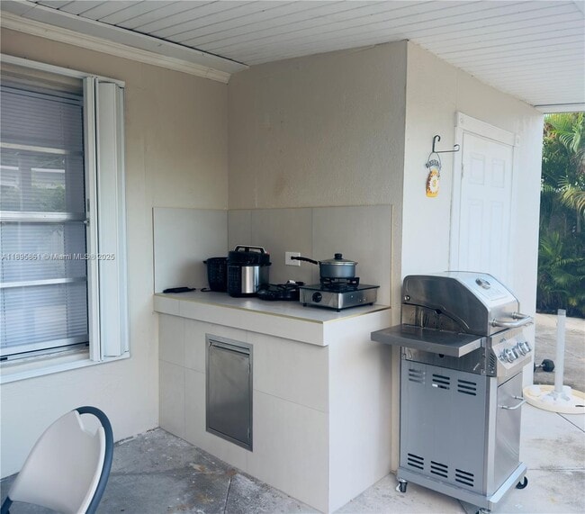 3373 W 14th Ct in Hialeah, FL - Building Photo - Building Photo