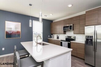 6525 Ed Bluestein Blvd in Austin, TX - Foto de edificio - Building Photo