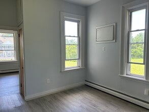 234 Rainbow Rd in Windsor, CT - Building Photo - Building Photo