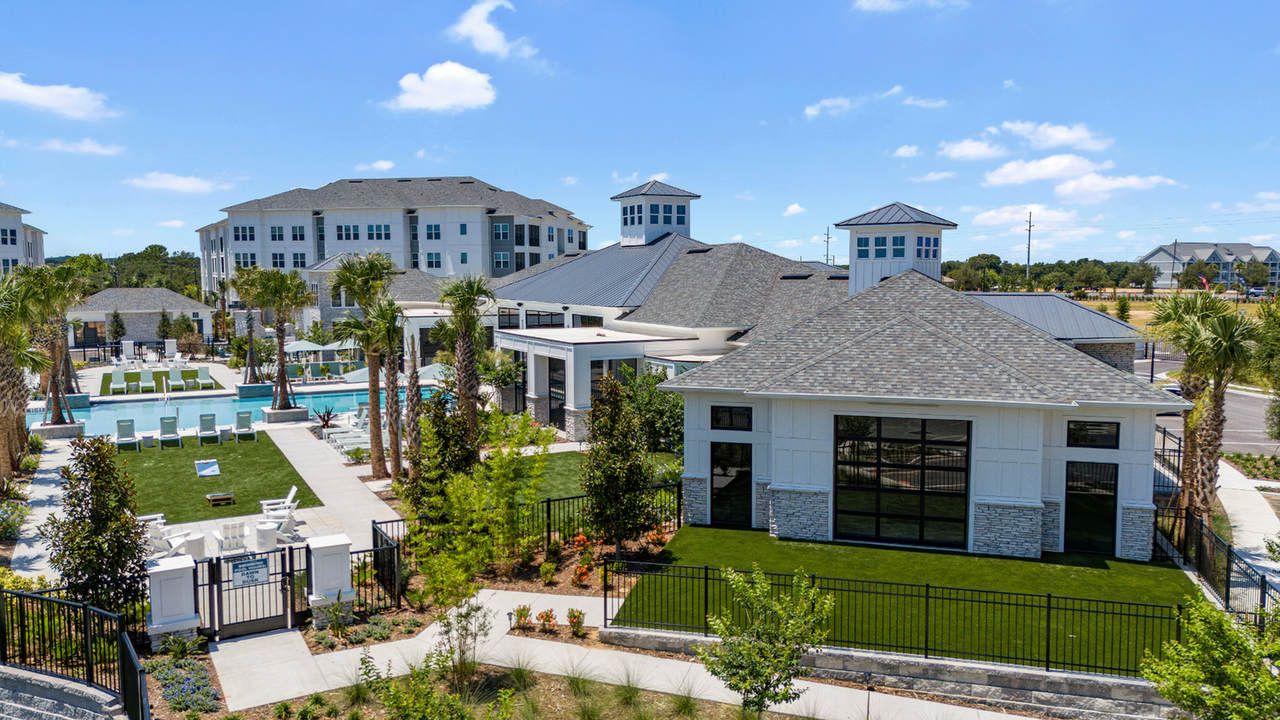 Aston Park in Davenport, FL - Foto de edificio