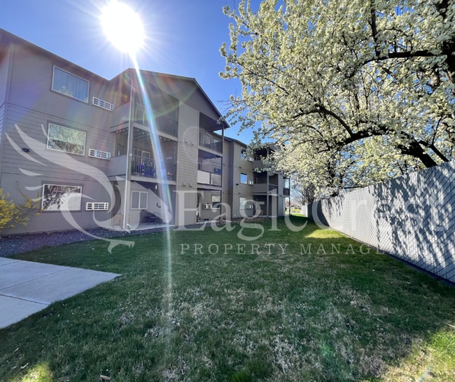 Two Bedroom, One and a Half Bathroom Unit, Unit Unit 304 in Walla Walla, WA - Building Photo - Building Photo