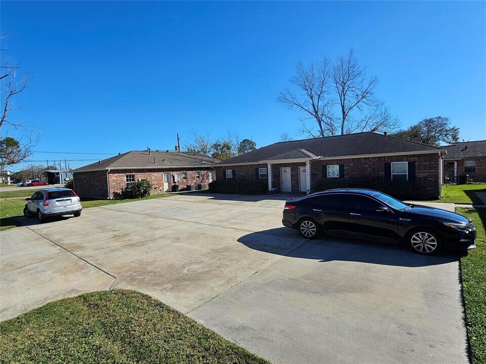 120 W 12th St in Deer Park, TX - Building Photo