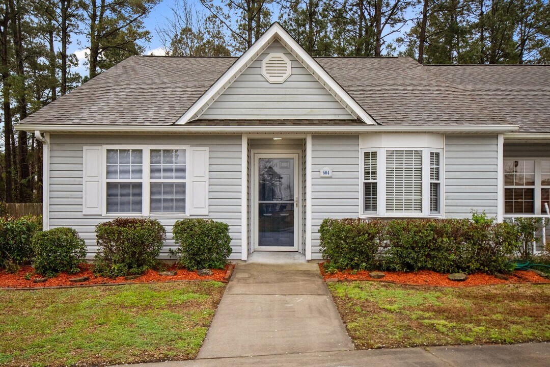 604 Courtyard W in Newport, NC - Building Photo