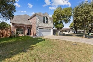 13105 Holbrook Dr in Farmers Branch, TX - Building Photo