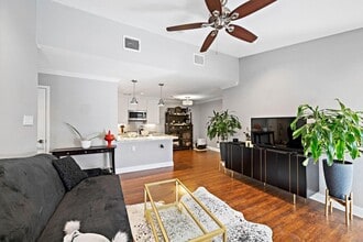 1818 Augusta Dr in Houston, TX - Building Photo - Building Photo