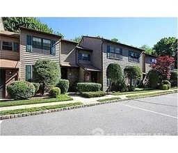 5 Pheasant Run in Edison, NJ - Building Photo - Building Photo
