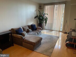 1000 New Jersey Ave SE in Washington, DC - Foto de edificio - Building Photo