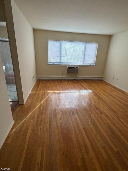 573 Broughton Ave, Unit 6A in Bloomfield, NJ - Building Photo - Building Photo