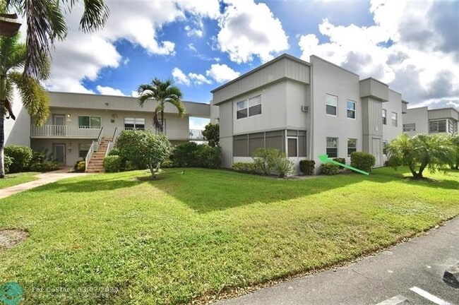 302 Flanders Dr in Delray Beach, FL - Building Photo - Building Photo