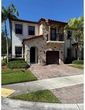 7022 NW 102nd Pl in Doral, FL - Building Photo - Building Photo