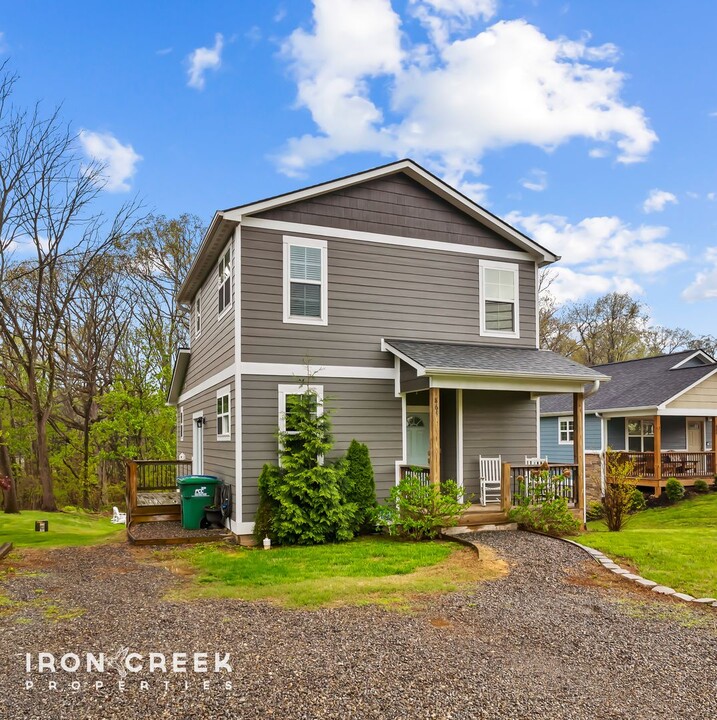 864 Sand Hill Rd in Asheville, NC - Foto de edificio