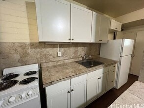 215 Paoakalani Ave in Honolulu, HI - Building Photo - Building Photo