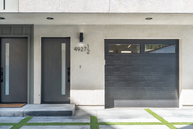 4927 1/2 Kester Ave in Los Angeles, CA - Building Photo - Building Photo