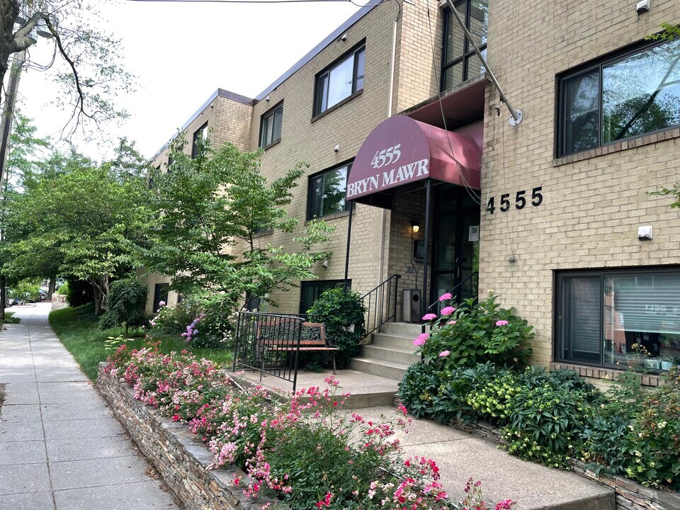 4555 MacArthur Blvd NW, Unit 108 in Washington, DC - Foto de edificio