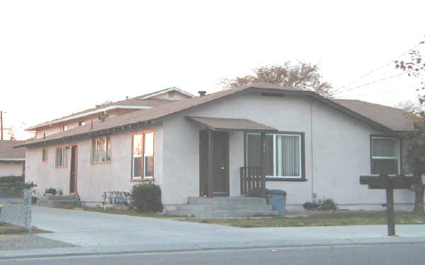 2615 Holly Dr in Tracy, CA - Foto de edificio