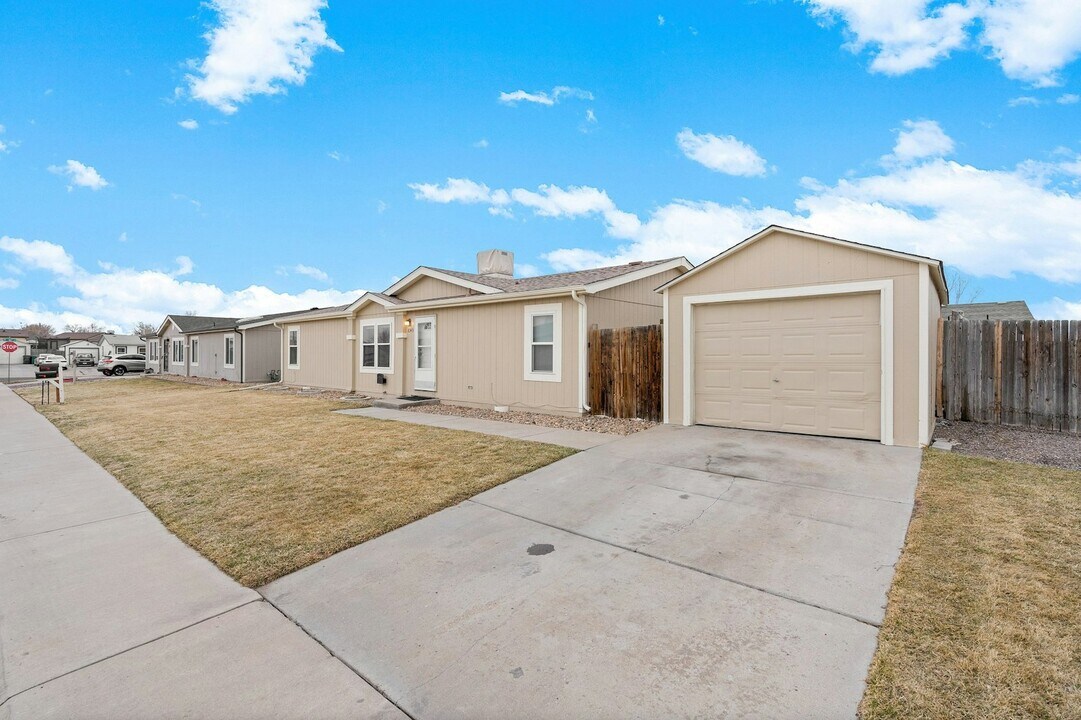 8343 Kearney St in Commerce City, CO - Building Photo