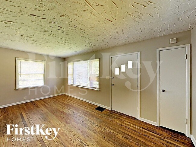 6108 Bettcher Ave in Indianapolis, IN - Foto de edificio - Building Photo