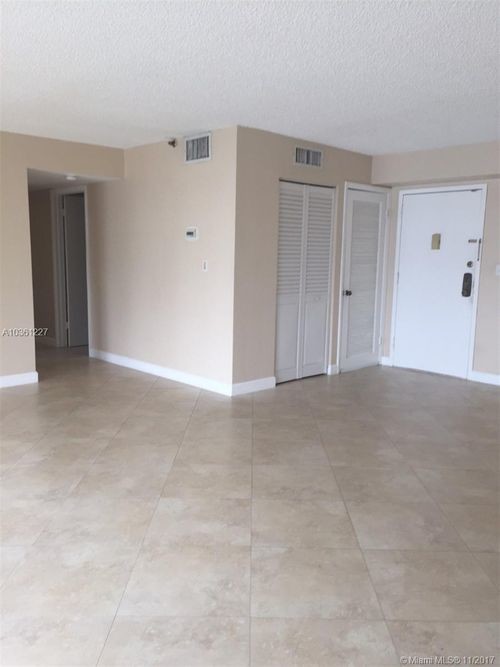 17600 N Bay Rd in Sunny Isles Beach, FL - Building Photo - Building Photo