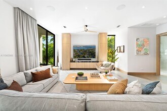 8246 NE 2nd Ct in Miami, FL - Foto de edificio - Building Photo