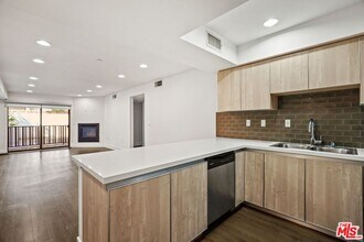 11811 Darlington Ave in Los Angeles, CA - Building Photo - Building Photo