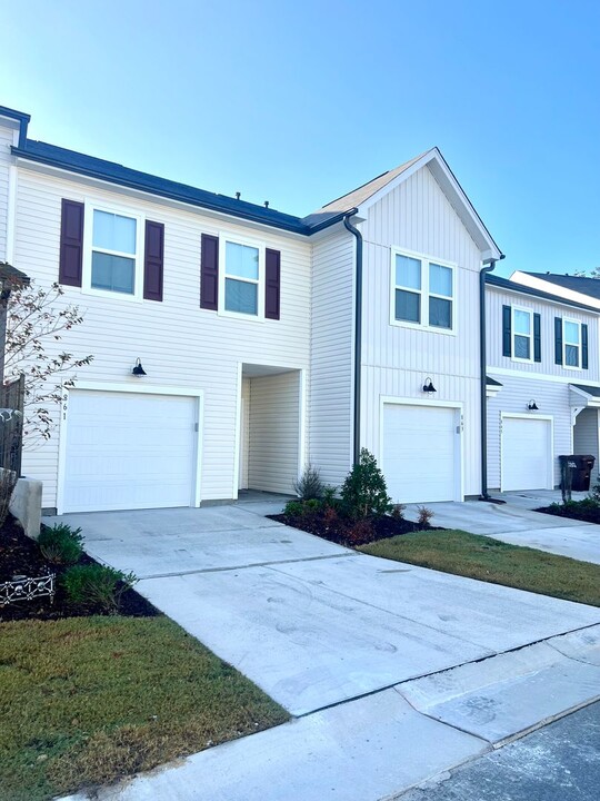 861 Falls Grove Trl in High Point, NC - Building Photo