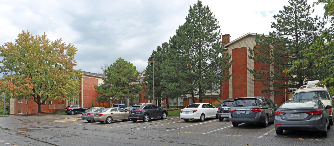 Willowbrook Place in St Catharines, ON - Building Photo