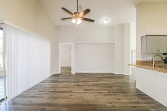 10439 Norvell Rd in Spring Hill, FL - Foto de edificio - Building Photo