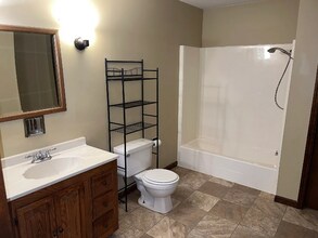 722 W North St, Unit B in Pontiac, IL - Foto de edificio - Building Photo