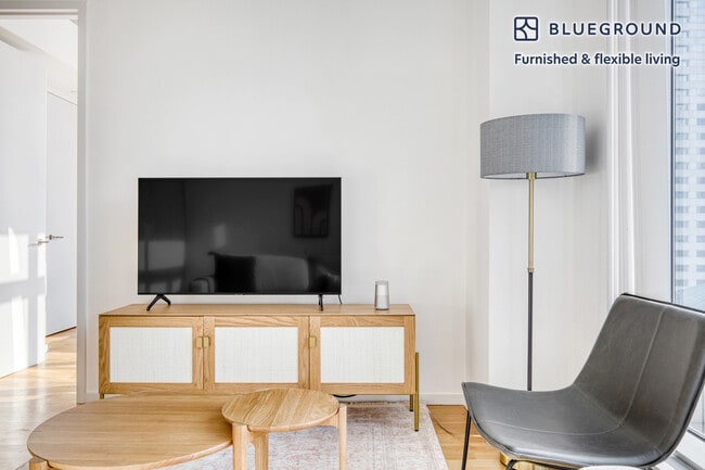 18 W 48th St in New York, NY - Building Photo - Building Photo