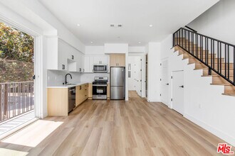 11241 Morrison St in Los Angeles, CA - Building Photo - Building Photo