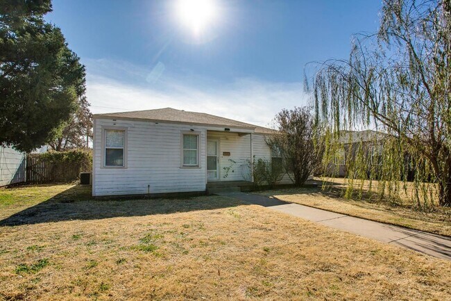 2707 33rd St in Lubbock, TX - Foto de edificio - Building Photo