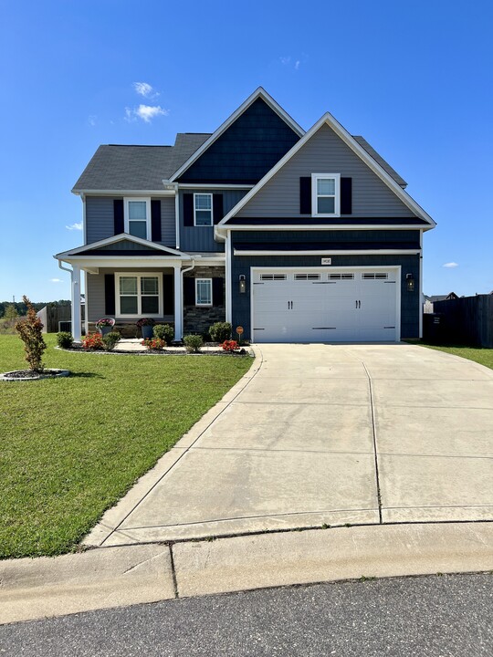 1408 Amen Ct in Hope Mills, NC - Foto de edificio