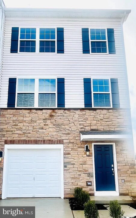 8325 Alexander Ct in Breinigsville, PA - Building Photo
