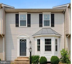 203 Potomac Hills Dr in Stafford, VA - Building Photo